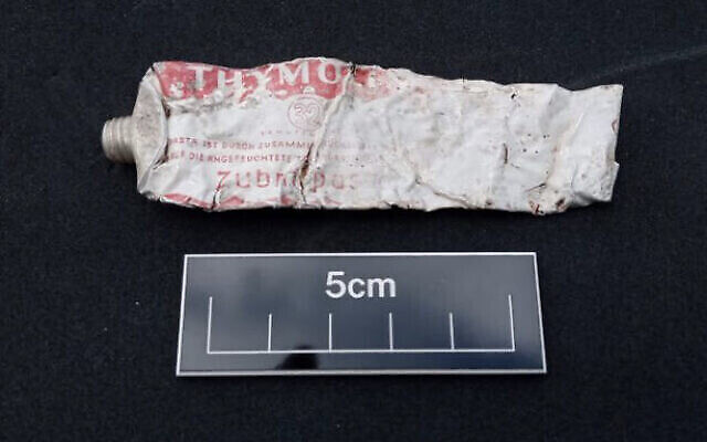 Un tube de dentifrice tchèque trouvé à l'endroit où un groupe de 300 survivants de la Shoah a séjourné, à Troutbeck Bridge, dans le Lake District en Angleterre, en 1945. (Capture d’écran Twitter : utilisé conformément à l’article 27a de la loi sur les droits d’auteur)