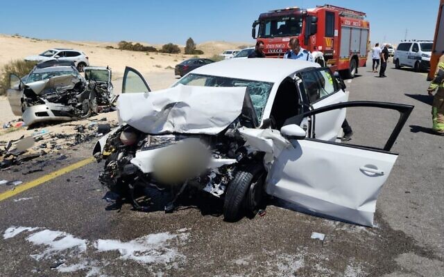 La scène d'un accident de voiture mortel sur la Route 40, à la jonction du Néguev, le 26 avril 2023. (Crédit : Magen David Adom)