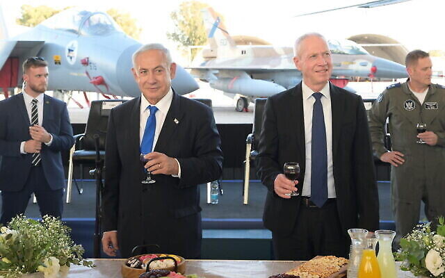 Le Premier ministre Benjamin Netanyahu (à gauche) et le ministre de la Défense Yoav Gallant lors d’un événement avant Pessah, sur une base aérienne, le 3 avril 2023. (Crédit : Amos Ben Gershom / GPO)