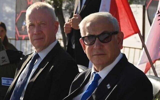 Le ministre de la Défense Yoav Gallant, à gauche, et le Premier ministre Benjamin Netanyahu, au centre, lors d'une cérémonie militaire le 3 avril 2023. (Crédit : Ariel Hermoni/Ministère de la Défense)