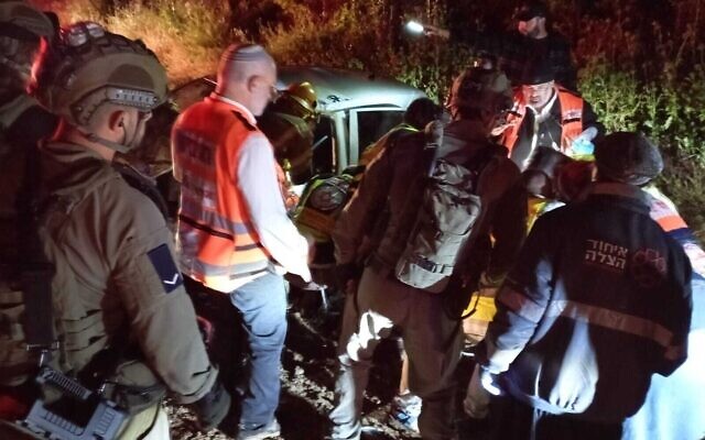 Des secouristes sur les lieux d'un accident de voiture près de moshav Amatzia, dans le sud d'Israël, le 12 avril 2023. (Crédit : United Hatzalah)