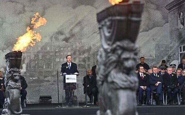 Le président Isaac Herzog prend la parole à l’occasion de la commémoration du 80e anniversaire de l’insurrection du ghetto de Varsovie, en Pologne, le 19 avril 2023. (Avec la permission du président de l’État d’Israël)