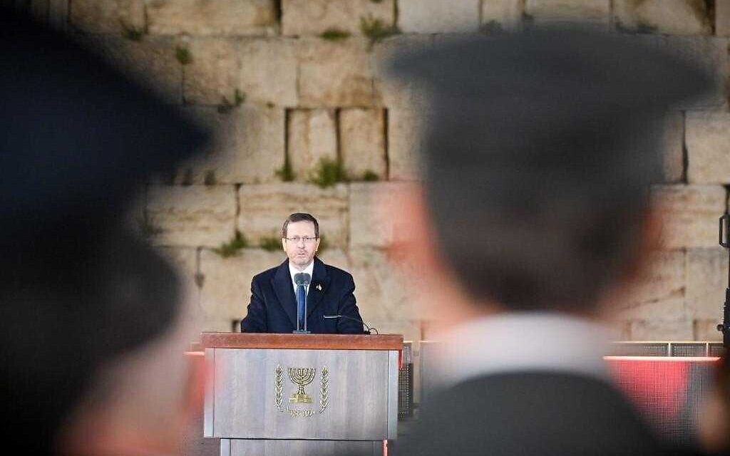Le président Isaac Herzog s'exprimant au début de Yom Hazikaron, lors d'une cérémonie commémorative au mur Occidental, le 24 avril 2023. (Crédit : Kobi Gideon/GPO)