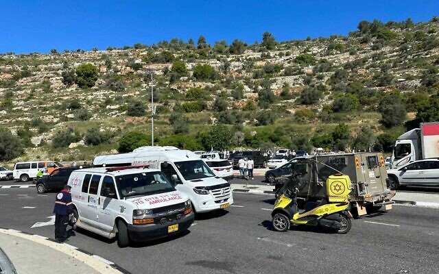 Les secouristes sur les lieux d'une fusillade, au nord de la Cisjordanie, le 25 avril 2023. (Crédit : Magen David Adom)