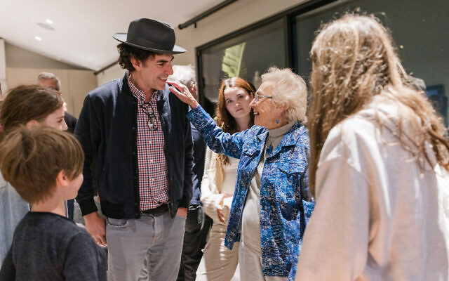 Gal Gadot accueille la survivante de la Shoah Celina Biniaz, saluée ici par Sacha Baron Cohen, dans son habitation de Los Angeles pour un événement Zikaron Basalon à l'occasion de Yom Hashoah, le 18 avril 2023. (Autorisation : Tori, DMWA)