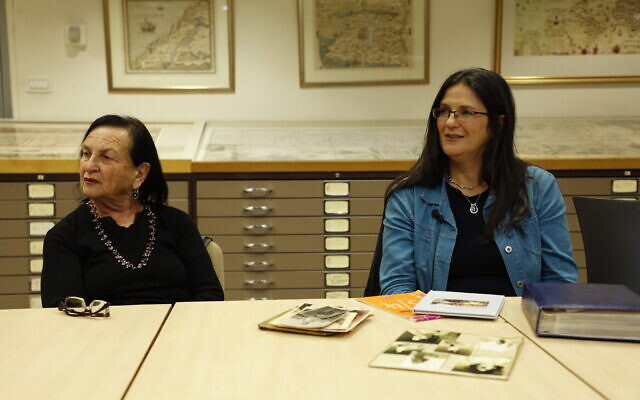 Zehava Galkop, à gauche, et Michal Ashin, sœur et fille de Yehudit Antin, avec ses journaux intimes, faisant partie de l'opération "Journal de bord : La génération fondatrice", en l’honneur du 75e anniversaire d'Israël. (Crédit : Uri Bareket/Bibliothèque nationale d'Israël)