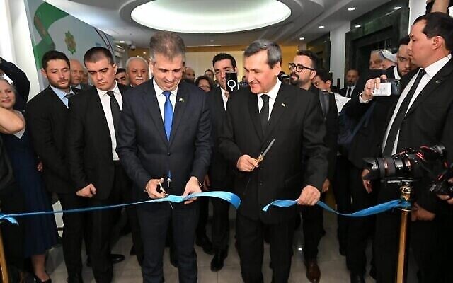 Sur cette photo, le ministre des Affaires étrangères Eli Cohen et son homologue turkmène Rasit Meredow inaugurent la nouvelle ambassade d’Israël à Achgabat, capitale du Turkménistan, le 20 avril 2023. (Crédit : Shlomi Amsalem/GPO)