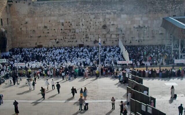 Des milliers de personnes se rassemblent au mur Occidental, à Jérusalem, pour la cérémonie de bénédiction sacerdotale semestrielle, le 9 avril 2023 (Capture d’écran)