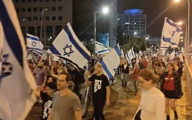 Manifestants, à Tel Aviv, 10 avril 2023. (Crédit : Capture d’écran Facebook Roee Goldstein ; utilisée conformément à la clause 27a de la loi sur le droit d'auteur)