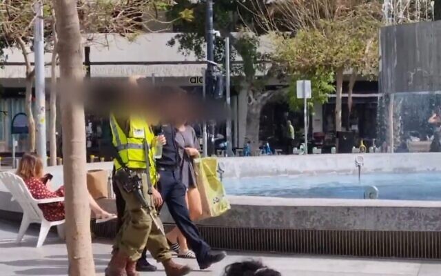Des soldats des commandos en formation patrouillent avec un agent de police sur la place Dizengoff de Tel Aviv, le 10 avril 2023. (Capture d'écran :  Ynet news; used in accordance with Clause 27a of the Copyright Law)