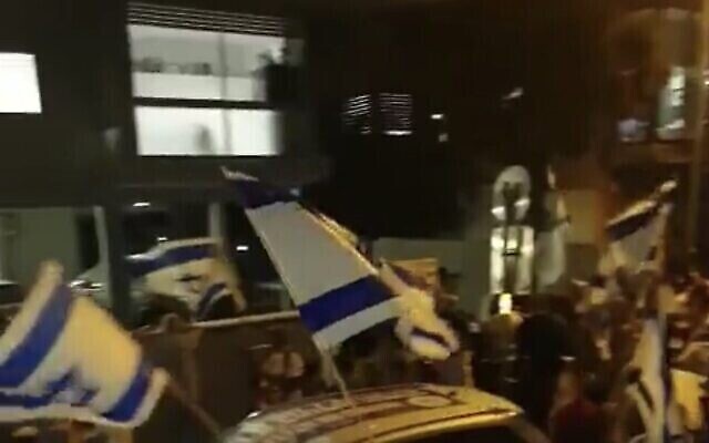 Capture d’écran de la vidéo d’une manifestation pro-gouvernementale devant le domicile de l’ancien juge en chef Aharon Barak à Tel Aviv, le 19 avril 2023. (Twitter. Utilisé conformément à l’article 27a de la Loi sur les droits d’auteur)