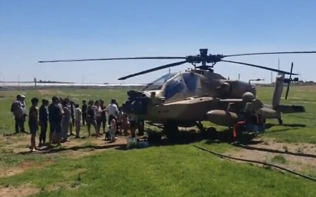 Capture d'écran d'un hélicoptère militaire Apache qui s'est posé aux abords du Kibboutz Ga'ash en raison d'une panne technique, le 26 avril 2023. (Twitter. Used in accordance with Clause 27a of the Copyright Law)