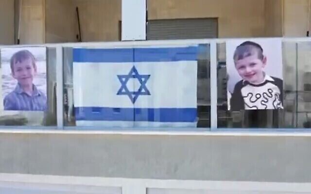 Capture d’écran d’une vidéo montrant les photos des victimes du terrorisme Yaakov Yisrael Paley, 5 ans, et Asher Menahem Paley, 7 ans, affichées sur un immeuble de Sderot, le 25 avril 2023. (Twitter. Utilisé conformément à l’article 27a de la Loi sur les droits d’auteur)