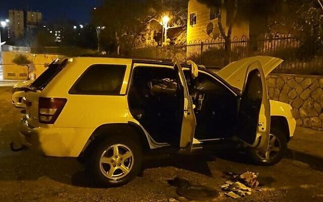 Un véhicule vandalisé dans un quartier juif de Jérusalem-Est le 17 avril 2023 (Crédit : porte-parole de la police)