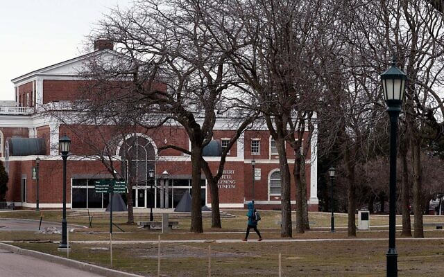 Photo d'illustration : Le campus de l'université du Vermont à Burlington, le 11 mars 2020. (Crédit : AP Photo/Charles Krupa)