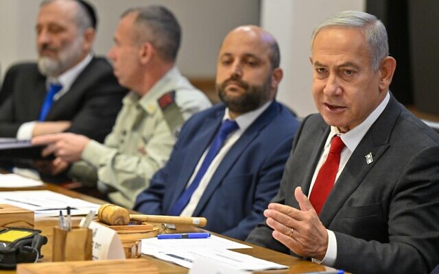 Le Premier ministre Benjamin Netanyahu, à droite, convoquant la première réunion du cabinet de sécurité de son nouveau gouvernement, à Tel Aviv, le 5 janvier 2023. (Crédit : Kobi Gideon/GPO)