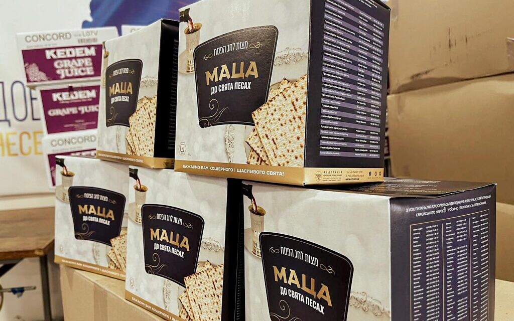 Des boîtes de matsa dans une usine de Dnipro, le 12 mars 2023. (Crédit : Federation of the Jewish Communities of Ukraine)