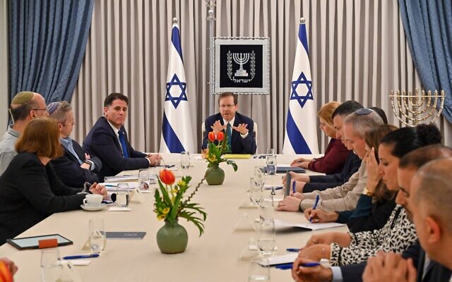 Le président Isaac Herzog accueille des délégations du Likud, de Yesh Atid et de HaMahane HaMamlahti pour des négociations sur les réformes judiciaires dans sa résidence à Jérusalem, le 28 mars 2023. (Crédit : Kobi Gideon/GPO)