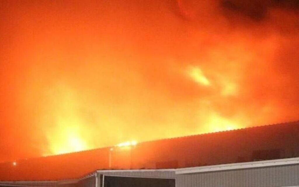 Une usine en flammes du sud de Dnipro, près de l'usine de fabrication de matsa, en Ukraine, après une attaque au drone russe, le 29 mars 2023. (Crédit : Federation of Jewish Communities of Ukraine)