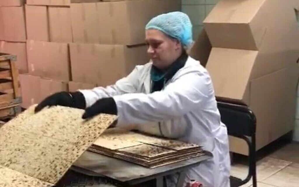 Une employée prépare de la matsa dans l'usine située dans la capitale ukrainienne de Kiev, le 1er mars 2023. (Crédit : Federation of the Jewish Communities of Ukraine)