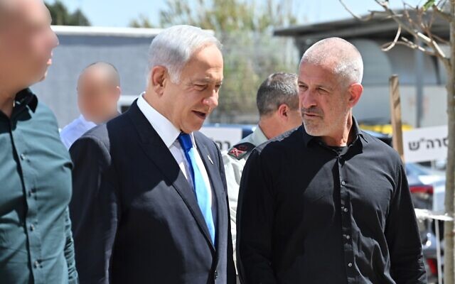 Le Premier ministre Benjamin Netanyahu, à gauche, et le chef du Shin Bet, Ronen Bar, lors d'un toast avant Pessah, le 4 avril 2023. (Crédit : Kobi Gideon/GPO)