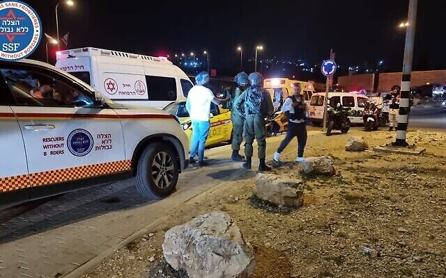 Médecins sur les lieux d’une fusillade au carrefour Geva Binyamin en Cisjordanie, près de Jérusalem, le 6 avril 2023. (Crédit : Sauveteurs Sans Frontières)