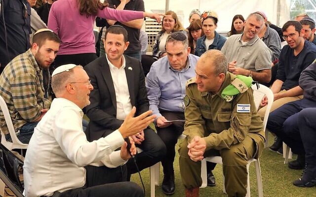 Le rabbin Leo Dee parle avec le chef du Commandement central Yehuda Fox, dans l'implantation d'Efrat, en Cisjordanie, où il réside, le 14 avril 2023. (Crédit : Porte-parole de la municipalité d'Efrat)