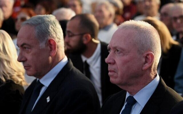 Le Premier ministre Benjamin Netanyahu, à gauche, et le ministre de la Défense Yoav Gallant lors d'une cérémonie en hommage aux soldats d'Etzel tombés au combat  à Tel Aviv, le 16 avril 2023. (Crédit : Ariel Hermoni/Ministère de la Défense)