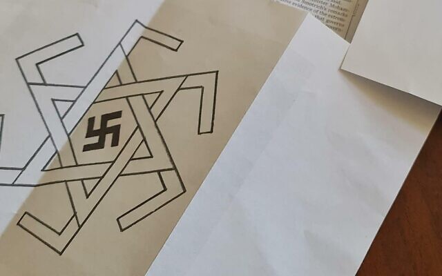 Symboles nazis sur une lettre de menace reçue par le ministre des Finances Bezalel Smotrich le jour de la commémoration de la Shoah, le 18 avril 2023. (Crédit : Bureau de Bezalel Smotrich)