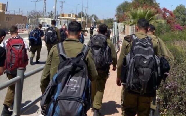Des soldats du Golani quittent la base de Tzeelim, dans le sud d'Israël, pour protester contre la nomination d'un nouveau commandant, le 18 avril 2023. (Réseaux sociaux : utilisé conformément à l'article 27a de la loi sur le droit d'auteur)