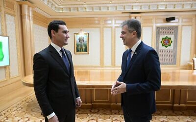 Le ministre des Affaires étrangères Eli Cohen rencontre le président turkmène Serdar Berdimuhamedov à Ashgabat, le 20 avril 2023. (Crédit : Shlomi Amsalem/GPO)