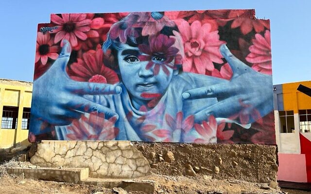 L'artiste Cobre a réalisé une fresque sur une caserne jordanienne abandonnée sur les rives de la mer Morte dans le cadre du projet Artists 4 Israel pour la Journée de la terre, le 22 avril 2023. (Autorisation : Artists 4 Israel)