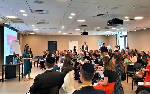 Les participants à une conférence d'entremetteurs à Jérusalem écoutent les remarques d'ouverture d'Aleeza Ben Shalom, le 23 avril 2023. (Crédit : Amy Spiro/Times of Israel)
