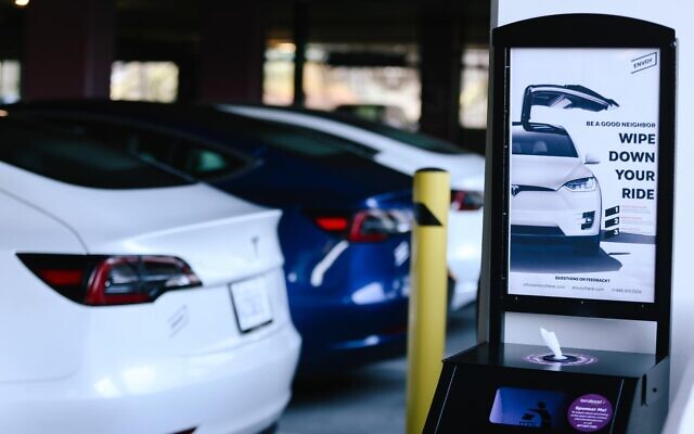 Envoy Technologies a créé un service de partage de véhicules électriques à la demande qui charge les conducteurs à l'heure ou à la journée à l'aide d'une application mobile. (Autorisation)