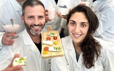 Les scientifiques de la start-up israélienne Remilk, spécialisée dans la technologie alimentaire, présentant des produits laitiers fabriqués à partir de sa protéine de lait sans vache. (Crédit : Autorisation)
