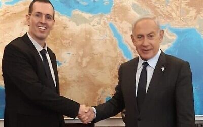 Le Premier ministre Benjamin Netanyahu (à droite) avec le nouveau chef du Bureau central des statistiques, le Professeur Yaron Felus, le 30 avril 2023. (Autorisation :GPO)