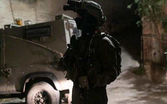 Photo d'illustration : Les soldats israéliens opèrent en Cisjordanie, dans la nuit du 3 janvier 2023. (Crédit : Armée israélienne)