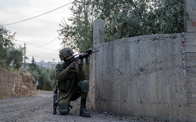 Des troupes israéliennes en opération, en Cisjordanie, le 10 avril 2023. (Crédit :  Armée israélienne)