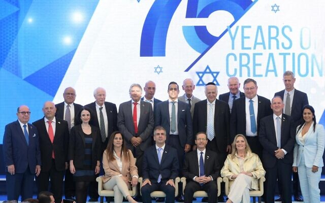 Le président Isaac Herzog et le ministre des Affaires étrangères Eli Cohen, au centre, posant pour une photo avec les consuls honoraires à la résidence présidentielle, à Jérusalem, à Yom HaAtsmaout, le 26 avril 2023. (Crédit : Amos Ben-Gershom/GPO)
