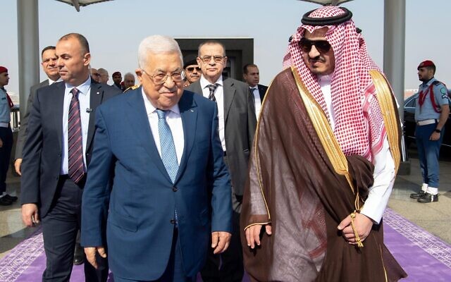 Le président de l'Autorité palestinienne Mahmoud Abbas (à gauche) est accueilli par le prince Badr bin Sultan bin Abdulaziz Al Saud (à droite) à l'aéroport de Jeddah, le 17 avril 2023. (Crédit : Wafa)