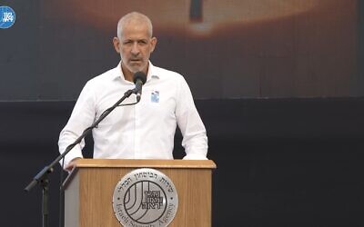 Le chef du Shin Bet, Ronen Bar, lors d'un discours prononcé à l'occasion deYom Hazikaron au siège de l'agence à Tel Aviv, le 25 avril 2023. (Crédit : Capture d'écran Shin Bet)
