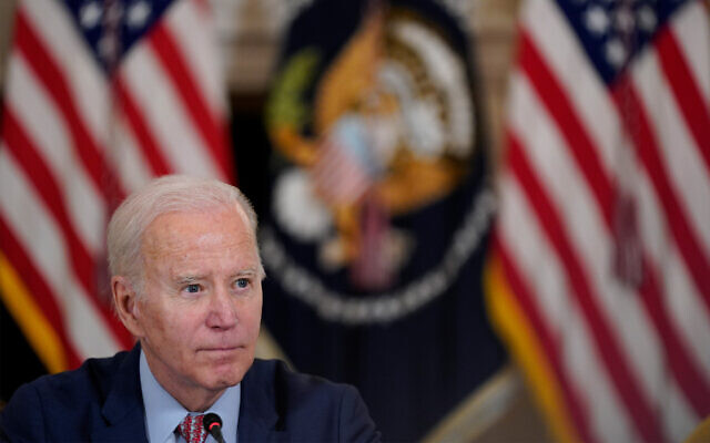 Le président américain Joe Biden répondant aux questions d'un journaliste lors d'une réunion avec le Conseil des conseillers du président pour la science et la technologie dans la salle à manger d'État de la Maison Blanche, à Washington, le 4 avril 2023. (Crédit : AP Photo/Patrick Semansky)