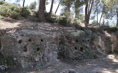 Les pigeonniers étaient déjà utilisés à l'ère romaine et à l'ère grecque à Jérusalem pour nourrir les oiseaux, creusés ici au niveau du panorama de Kerem. (Crédit : Shmuel Bar-Am)