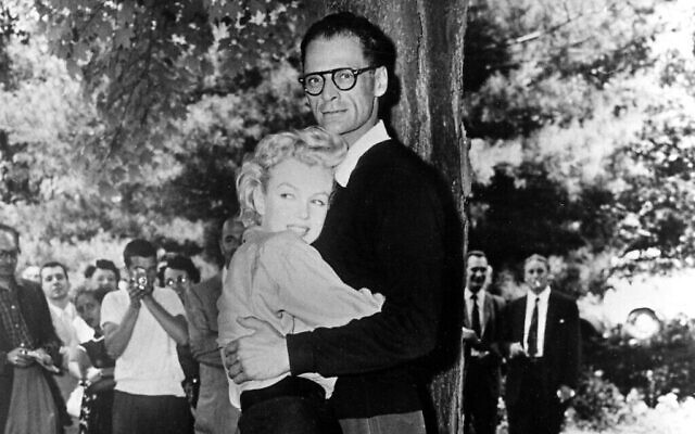 Archives - Sur cette photo d'archives du 29 juin 1956, l’actrice Marilyn Monroe, à gauche, et le dramaturge Arthur Miller s’embrassent sur la pelouse de leur maison de Miller à Roxbury, dans le Connecticut, quelques heures avant leur mariage à White Plains, dans l'Etat de New York. (Crédit : AP Photo, Archives)