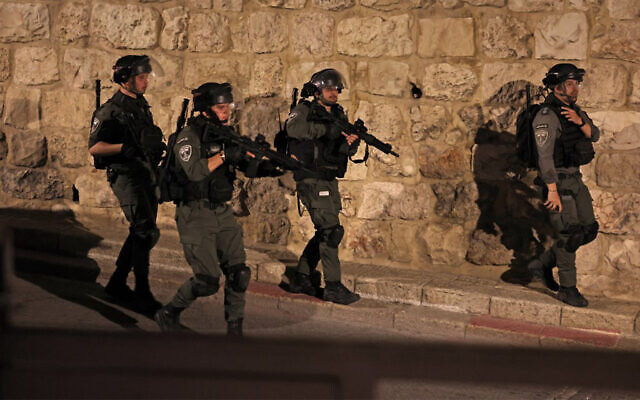 La police des frontières montant la garde devant la mosquée Al-Aqsa pendant les affrontements avec les Palestiniens, sur le mont du Temple dans la Vieille Ville de Jérusalem, le 5 avril 2023. (Crédit : Ahmad Gharabli/AFP)