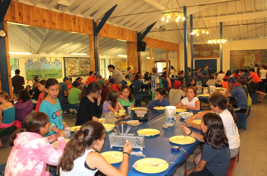 Les jeunes dans la salle à manger du camp Ramah dans le Berkshires, à Wingdale, dans l'état de New York. (Crédit : Uriel Heilman/JTA)