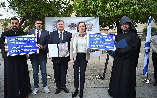 La maire Einat Kalisch-Rotem et des membres de la communauté chrétienne arménienne de Haïfa lors de la cérémonie de baptême de la place du Génocide arménien à Haïfa, en Israël, le 20 mars 2023. (Crédit : Municipalité de Haïfa)