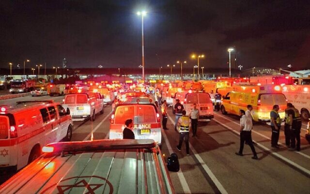Les ambulances et les secouristes du Magen David Adom en attente alors qu'un avion d'El Al voyageant de Tel Aviv à Tokyo a dû faire demi-tour et effectuer un atterrissage d'urgence à l'aéroport Ben Gurion, le 22 avril 2023. (Crédit : MDA)