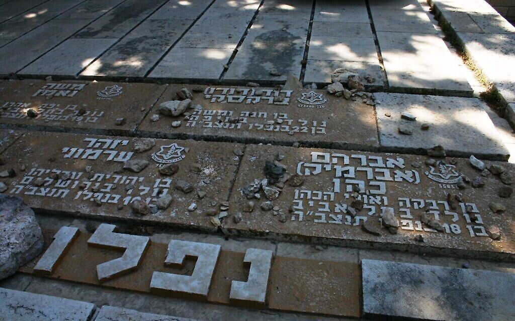 Un mémorial, à Nabi Yusha, rend hommage à Yitzhak Armoni, poète et compositeur en herbe qui avait rejoint les rangs de la Haganah à l’âge de 15 ans. (Crédit : Shmuel Bar-Am)