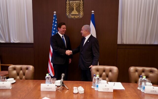 Le gouverneur de Floride Ron DeSantis rencontrant le Premier ministre Benjamin Netanyahu, à Jérusalem, le 28 avril 2023. (Crédit : Bureau exécutif du gouverneur)